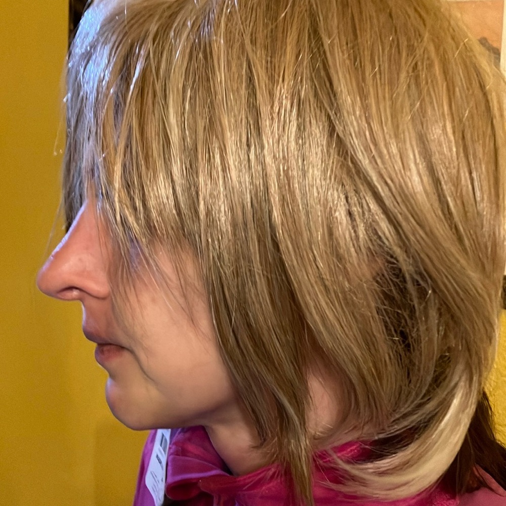 Short blonde wig w highlights synthetic high quality light cap